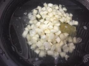 中火，放入冰糖和马蹄，煮30分钟
