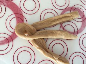 左边搭到右边上，然后中间又搭到左边上，重复着