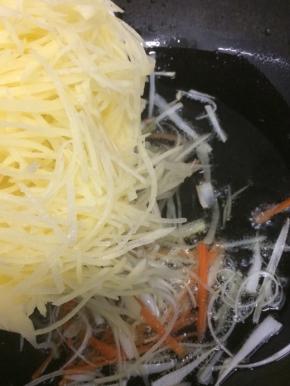 在倒入土豆丝翻炒变软