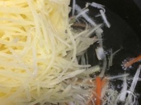 在倒入土豆丝翻炒变软