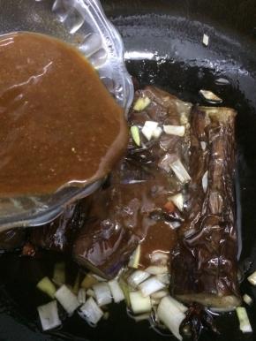 然后倒入和好的酱