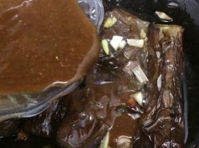 然后倒入和好的酱