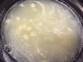 然后倒入冬瓜茸再煮10分钟就可以了