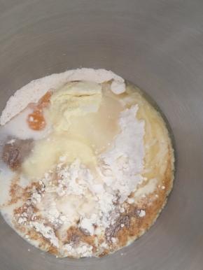 放入盐、奶、砂糖、咖啡粉、鸡蛋