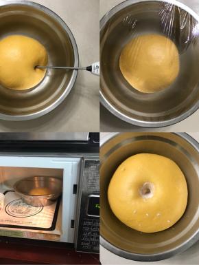 5 整圆放入预先抹上油的盆里盖上保鲜膜，放入微波炉内，放一碗热水进行一发（烤箱也可以我舍不得）
6 发酵二倍大，用手指粘面粉戳洞，洞口不回缩不塌馅为好。