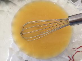 用手动打蛋器搅拌至乳化状