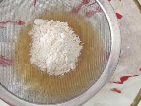 过筛进油蛋糊里