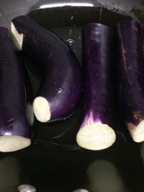 炒锅里加入适量的油烧热后，放入茄子去慢慢煎