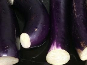 炒锅里加入适量的油烧热后，放入茄子去慢慢煎