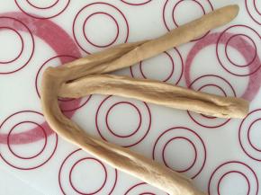 用刀切成三条，顶部不切断