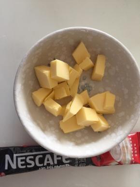 先准备好黄油，切小块