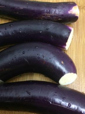 茄子洗干净，去掉头尾