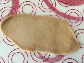 取一小块擀成牛舌状