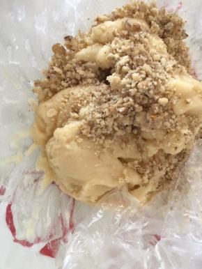 倒入核桃仁碎、抓捏均匀即可