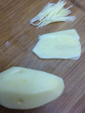 土豆去皮，切成薄片