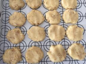 170度预热烤箱，抓一小块，搓圆，放烤盘上，压扁，28*28的烤盘我弄了22个，我在表面擦了点牛奶，亲可以擦蛋液的。