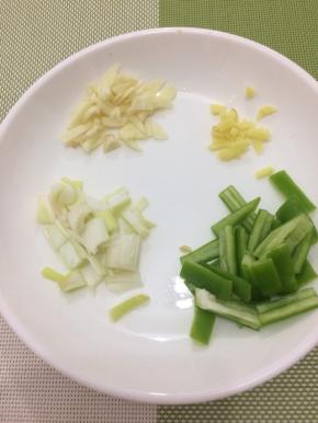 葱、姜、蒜切成小块，青椒切成小块