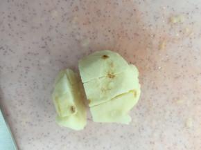 平放切二刀，切成小粒k