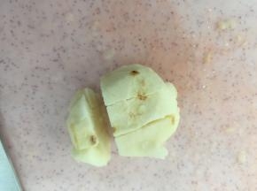 平放切二刀，切成小粒k