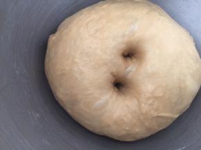 一发看状态，发酵至原来的2倍大，手指戳孔不塌陷不回缩即可以了。
我第一次戳孔发现回缩，意思时间不够，再发了20分钟的。