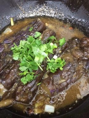 直到汤汁浓稠，在放入香菜和葱