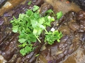 直到汤汁浓稠，在放入香菜和葱
