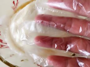 戴上一次性手套