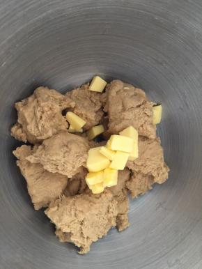 把面团撕成小块，放入黄油，继续2档5分钟