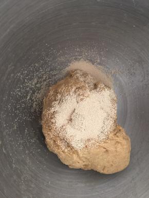 开动厨师机2档，3分钟，加入酵母，继续和面2分钟