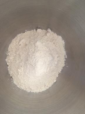 厨师机和面盆里放入面粉