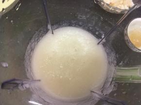 冬瓜蒸好连水倒入搅拌机里打成冬瓜茸