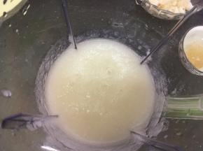 冬瓜蒸好连水倒入搅拌机里打成冬瓜茸