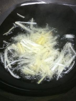 锅里加入适量的油烧热后，下入姜葱蒜丝炒出香味