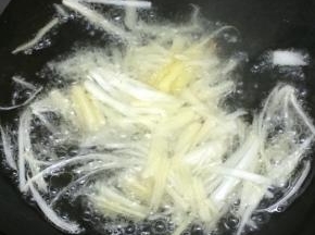 锅里加入适量的油烧热后，下入姜葱蒜丝炒出香味