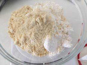 用一干净碗，放入低筋粉和杏仁粉，混合均匀