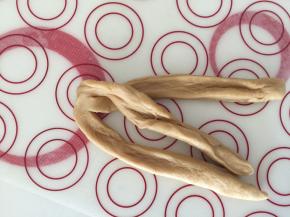 像编辫子那样，右边搭到中间上