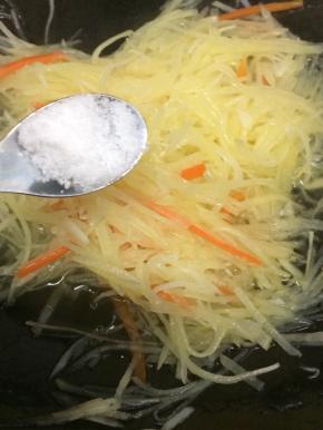 在加入盐翻炒均匀