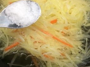在加入盐翻炒均匀