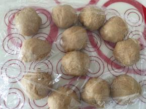 直接用厨师机搅几下面排气，平均分成12等份
盖上保鲜膜防止风干