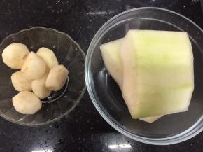 冬瓜去皮，马蹄我买的已去皮，洗干净沥干水
