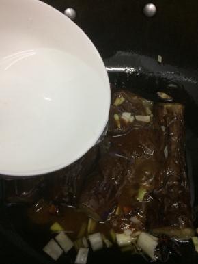 在倒入一碗水，大火烧开，转小火慢炖