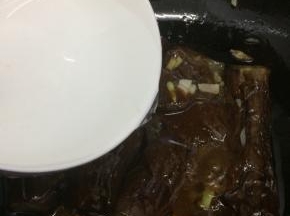 在倒入一碗水，大火烧开，转小火慢炖