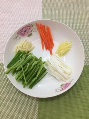 所有食材都切成丝备用
