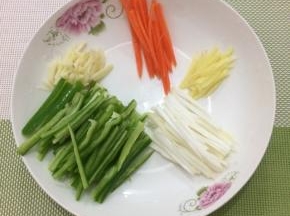 所有食材都切成丝备用