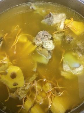 大骨虫草花汤煮好了