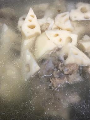 将莲藕放入锅中