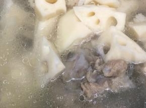 将莲藕放入锅中