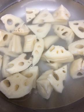 把莲藕切成块，在用盐水浸泡一会儿