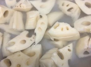 把莲藕切成块，在用盐水浸泡一会儿