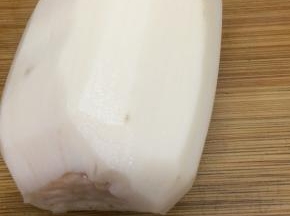 莲藕洗干净去皮